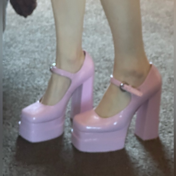 Jeffrey Campbell Chillin Platform Mary Jane Pump
PINK CRINKLE PATENT - Picture 2 of 9
